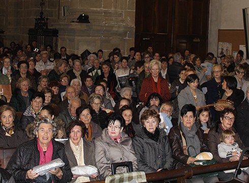 Ohiturari jarraituta, eibartar mordoak bedeinkatu ditu sanblasak aurten ere