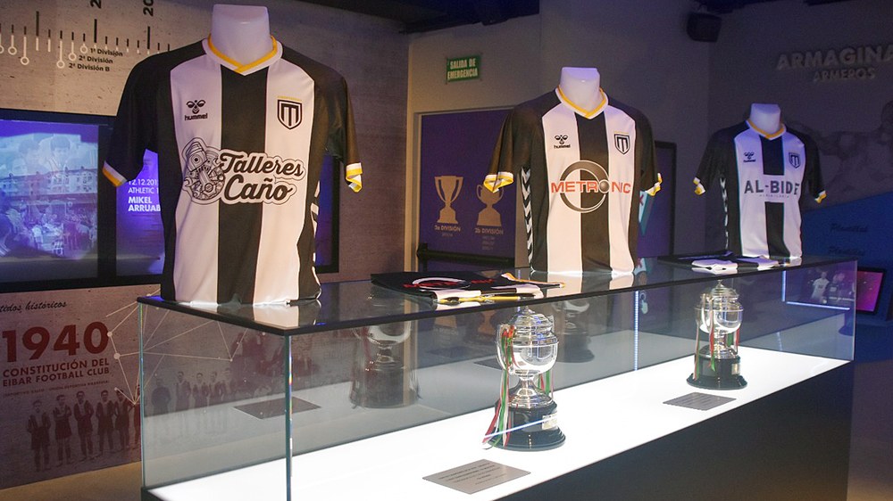 Eibartarrak klubak jantzi berriak aurkeztu zituen