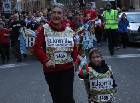 Eibartarrek euskeraren lekukoa eskurik esku eraman dute