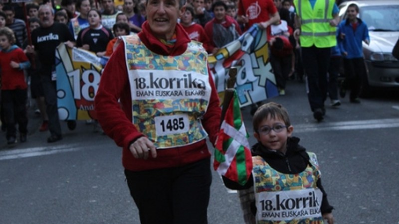 Eibartarrek euskeraren lekukoa eskurik esku eraman dute