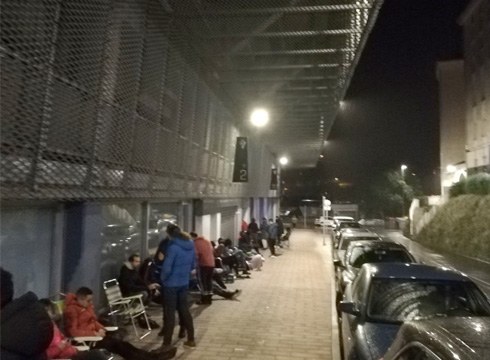 Eibarzale batzuek Ipuruan pasa dute gaua Alcorconen aurkako partidurako sarrerak eskuratzeko