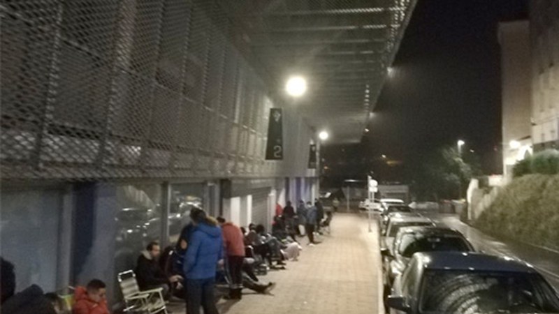 Eibarzale batzuek Ipuruan pasa dute gaua Alcorconen aurkako partidurako sarrerak eskuratzeko