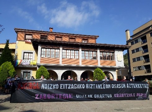 Eitzagako auzokideek osasun azterketak egitea eskatu dute Zaldibarko udaletxe parean