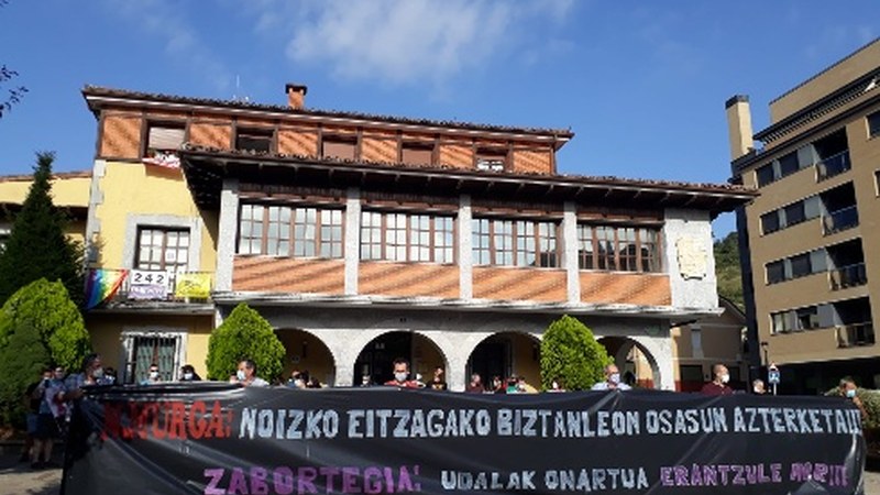 Eitzagako auzokideek osasun azterketak egitea eskatu dute Zaldibarko udaletxe parean
