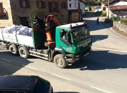 Eitzagako bizilagunek kamioien etenbariko trafikoa egunero jasan behar dutela salatu dute