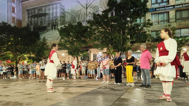 Ekaitzaren ondoren, Kezka Dantza Taldeak soka-dantza egin zuen Sanjuanetako omenduekin