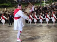 Ekaitzaren ondoren, Kezka Dantza Taldeak soka-dantza egin zuen Sanjuanetako omenduekin