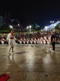 Ekaitzaren ondoren, Kezka Dantza Taldeak soka-dantza egin zuen Sanjuanetako omenduekin