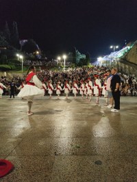 Ekaitzaren ondoren, Kezka Dantza Taldeak soka-dantza egin zuen Sanjuanetako omenduekin