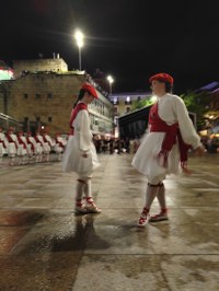 Ekaitzaren ondoren, Kezka Dantza Taldeak soka-dantza egin zuen Sanjuanetako omenduekin