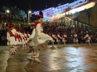 Ekaitzaren ondoren, Kezka Dantza Taldeak soka-dantza egin zuen Sanjuanetako omenduekin