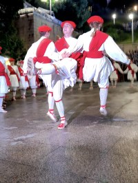 Ekaitzaren ondoren, Kezka Dantza Taldeak soka-dantza egin zuen Sanjuanetako omenduekin