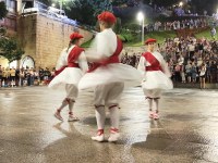 Ekaitzaren ondoren, Kezka Dantza Taldeak soka-dantza egin zuen Sanjuanetako omenduekin