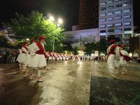 Ekaitzaren ondoren, Kezka Dantza Taldeak soka-dantza egin zuen Sanjuanetako omenduekin