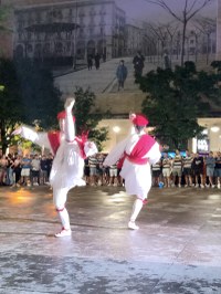 Ekaitzaren ondoren, Kezka Dantza Taldeak soka-dantza egin zuen Sanjuanetako omenduekin
