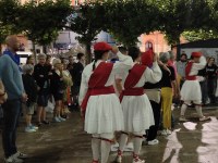 Ekaitzaren ondoren, Kezka Dantza Taldeak soka-dantza egin zuen Sanjuanetako omenduekin