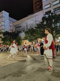 Ekaitzaren ondoren, Kezka Dantza Taldeak soka-dantza egin zuen Sanjuanetako omenduekin