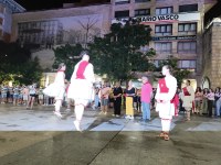 Ekaitzaren ondoren, Kezka Dantza Taldeak soka-dantza egin zuen Sanjuanetako omenduekin