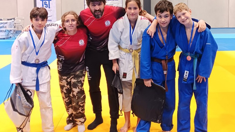 Ekipazio berria estreinatu zuten Kalamua judo taldekoek Urnietako Gabonetako Txapelketan