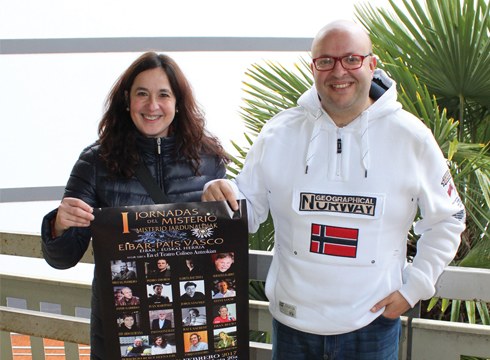 Elena Gil eta Sergio Ruiz (I. Misterio Jardunaldiak): “Arrateko Amaren agerpena gertakari ufologikoa da”