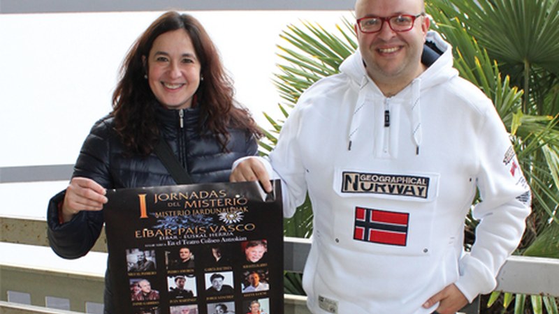 Elena Gil eta Sergio Ruiz (I. Misterio Jardunaldiak): “Arrateko Amaren agerpena gertakari ufologikoa da”