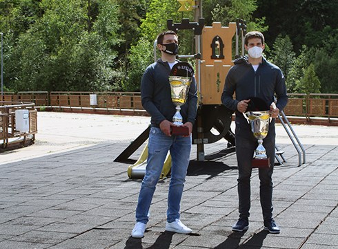 Elezkano II eta Zabaleta eskuz binakako txapelarekin harro Unben