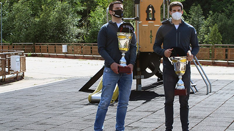 Elezkano II eta Zabaleta eskuz binakako txapelarekin harro Unben