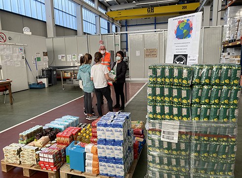 Elikagaien Bankuak esker ona azaldu die 1.214 kilo janari bildu duten Munduari Kolorea Ematen-eko kideei