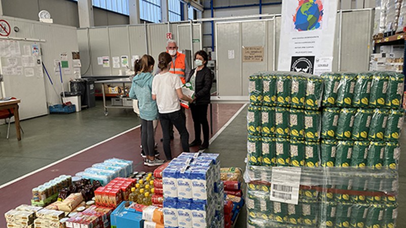 Elikagaien Bankuak esker ona azaldu die 1.214 kilo janari bildu duten Munduari Kolorea Ematen-eko kideei