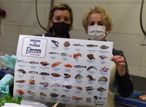 Elikagaien posterrak banatu ditu…eta kitto!-k herriko dendetan