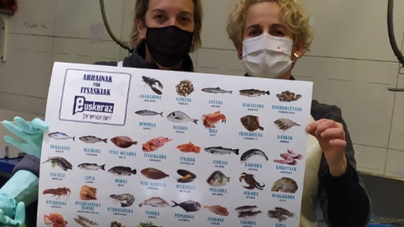 Elikagaien posterrak banatu ditu…eta kitto!-k herriko dendetan