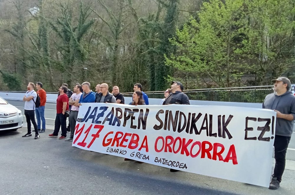 Elkarretaratzea egin dute AGME enpresaren aurrean askatasun sindikala aldarrikatzeko