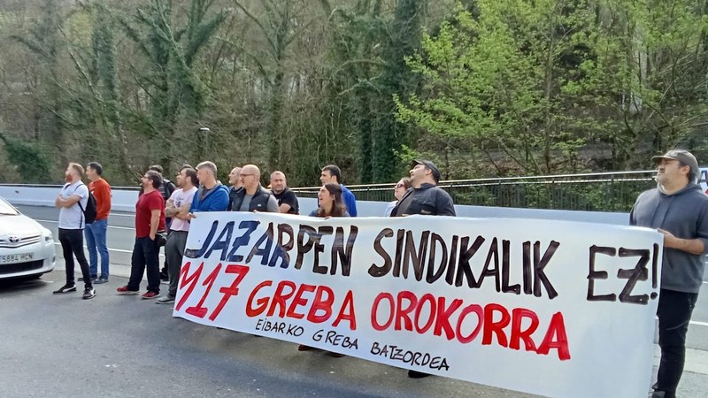 Elkarretaratzea egin dute AGME enpresaren aurrean askatasun sindikala aldarrikatzeko