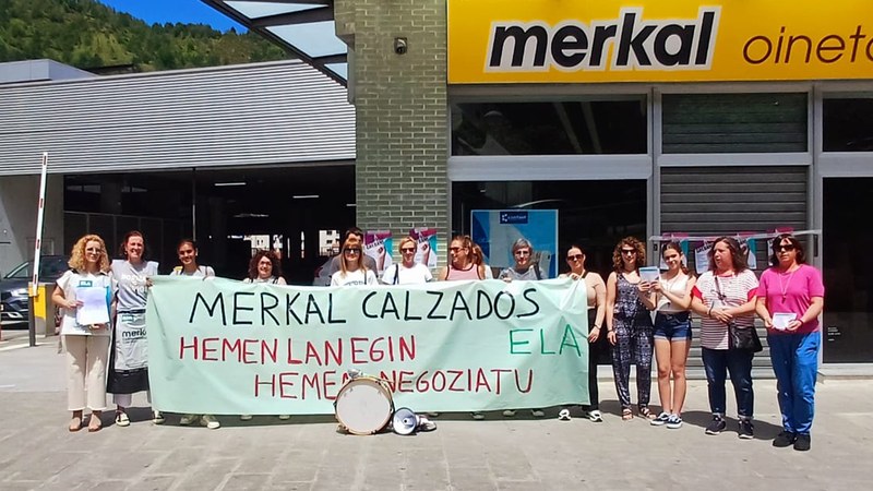 Elkarretaratzea egin dute Eibarren Merkal dendako langileek
