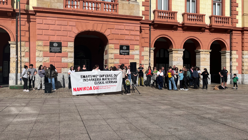 Elkarretaratzea egin zuten atzo Untzagan, Sarrigurenen izandako hilketa matxistaren aurka