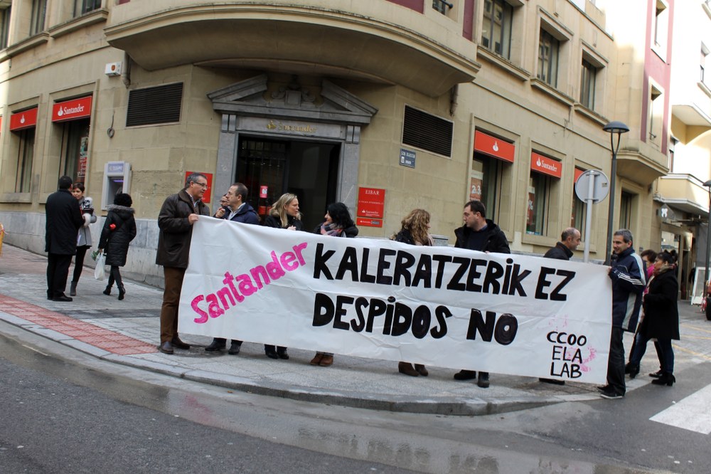 Elkarretaratzea Santander Bankuko kaleratzeen kontra