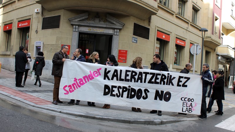 Elkarretaratzea Santander Bankuko kaleratzeen kontra