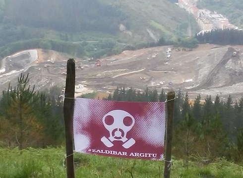 Elkarretaratzeak egin dira Zaldibarko luizia gertatu zela 100 egun bete direnean