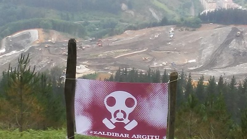 Elkarretaratzeak egin dira Zaldibarko luizia gertatu zela 100 egun bete direnean