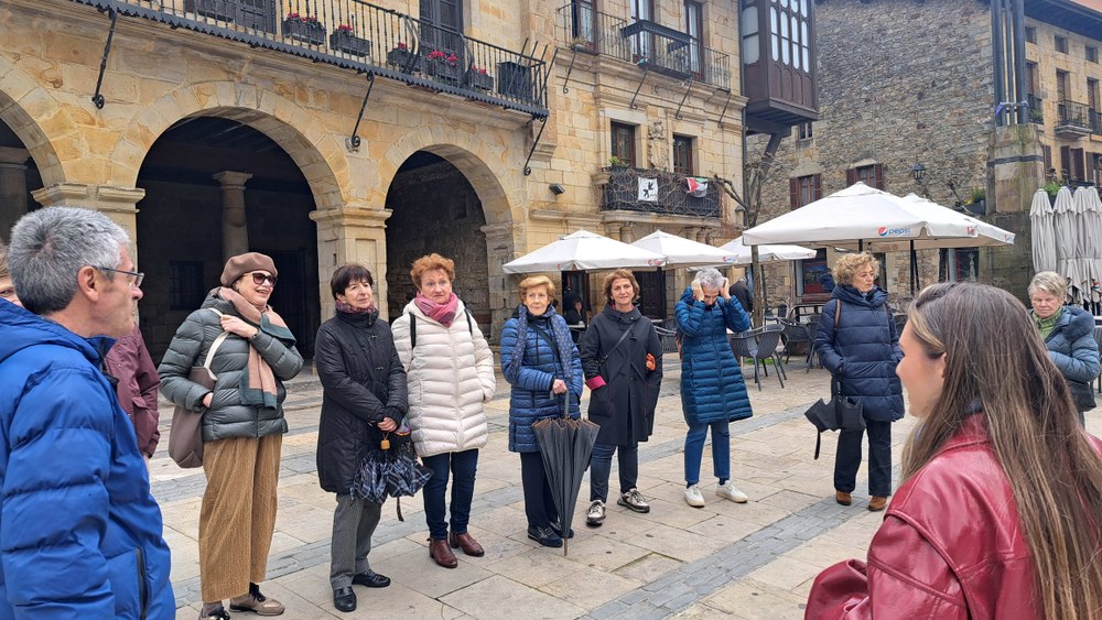 Elorrio ezagutzen jardun zuten zapatuan berbalagunek