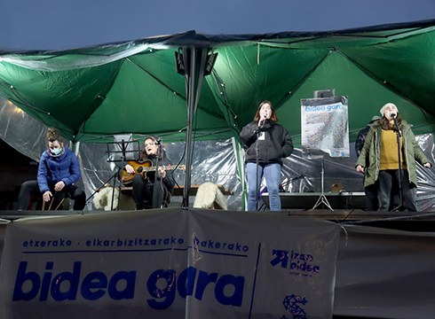 Elur eta guzti, Untzaga beteta egon da "Bidea Gara" ekitaldian