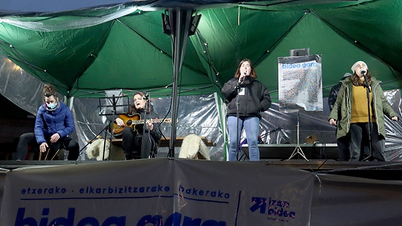Elur eta guzti, Untzaga beteta egon da "Bidea Gara" ekitaldian