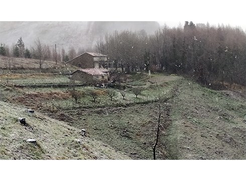 Elurra mara-mara gaur goizean Eibarko mendietan