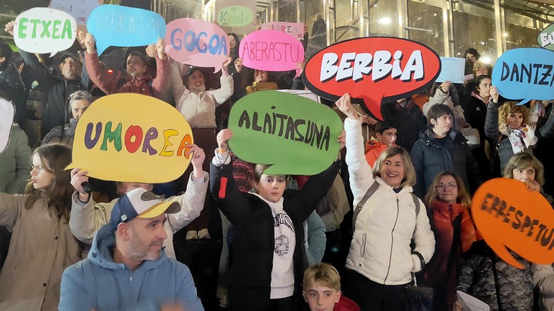 “Emaiozu berbia euskeriari!” ekintzarekin ospatu dugu aurten Euskararen Nazioarteko Eguna Eibarren
