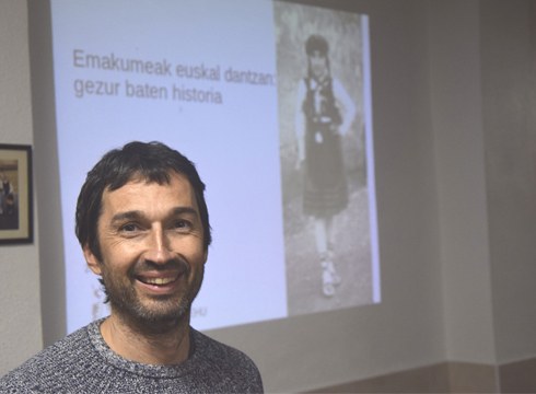 "Emakumeak euskal dantzan: gezur baten historia" hitzaldia eman zuen Erandion Oier Araolazak