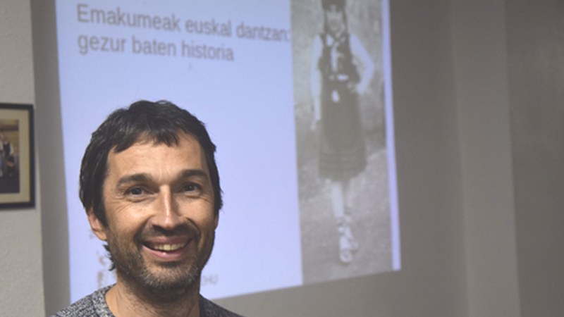 "Emakumeak euskal dantzan: gezur baten historia" hitzaldia eman zuen Erandion Oier Araolazak