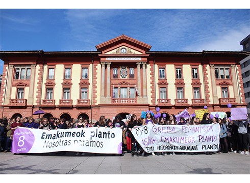 Emakumearen Nazioarteko Egunerako deitutako grebarekin bat egin dugu
