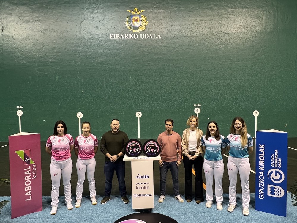 Emakumeen Eskuz Binakako Txapelketako finalaren aurkezpena egin dute Astelena frontoian