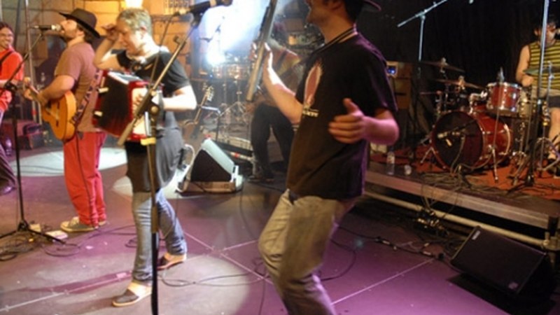 Emepebo5t eta O Sonoro Maxin taldeen kontzertua Untzagan