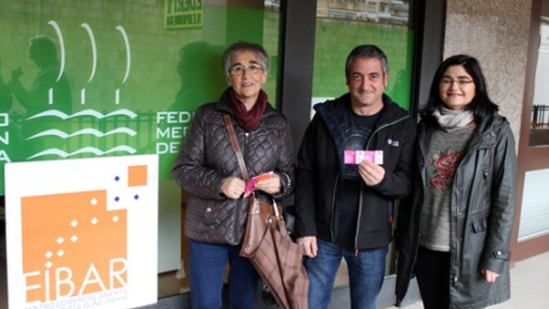 EMGI-ko erosketa-bonoen irabazleek saria jaso dute